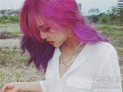 韩国化妆女王PONY最新发型粉色紫色头发颜色眼睛吸收