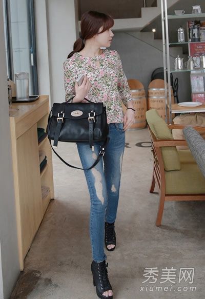 长袖t恤，搭配紧身裤和修身版型