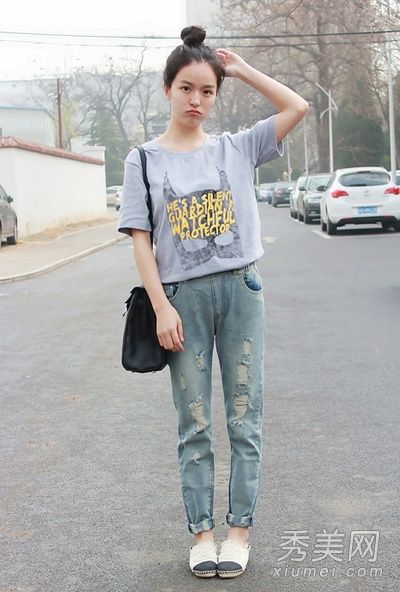 短袖t恤+牛仔裤+运动鞋休闲混搭风格