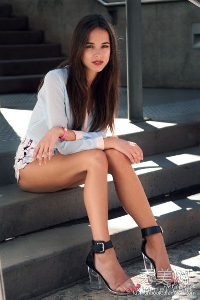 长袖衬衫+短裤显示更长的腿和更高的身材