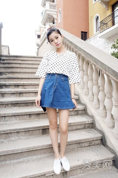 短裤或短裙的t恤是春夏最时髦的服装。