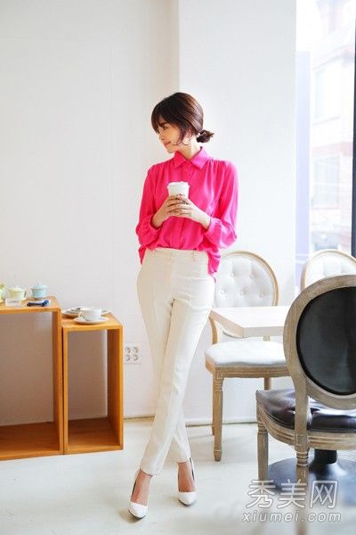 亮色衬衫+紧身裤舒适搭配秀高挑