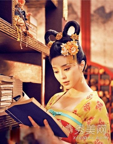 武则天的范冰冰唐装美胸亮相镜中