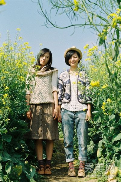 清明节和朋友出去，女人的衣服搭配起来赢得了换季率。