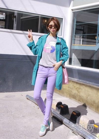 外套对比色搭配现代线条穿出欧美风格