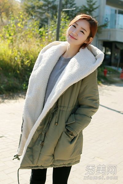 韩版休闲夹克款式新颖，穿着方便，充满活力。