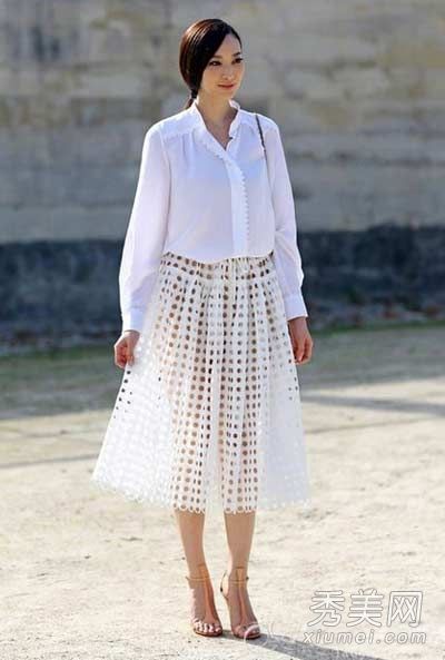 吴佩慈领着那件白色衬衫,很漂亮,还多了一件外套。
