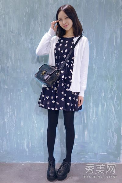 外出时，针织羊毛衫和碎花连衣裙就是这样穿的。