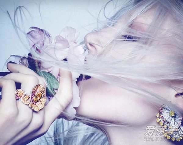 在2017年的秋冬季，有必要关注珠宝、小资本和女性在造型变化上花费的小钱！