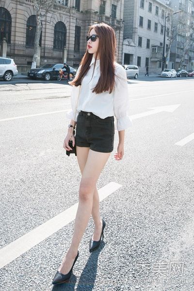 白色衬衫搭配短裙或短裤展现完美身材