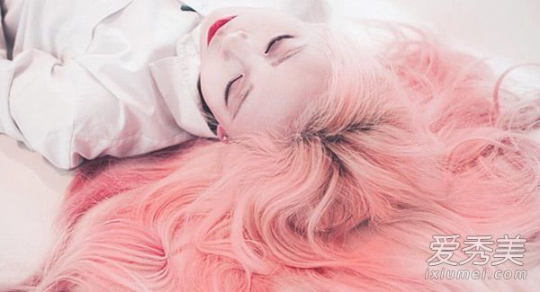 粉红色的头发非常漂亮，永远不会油腻。