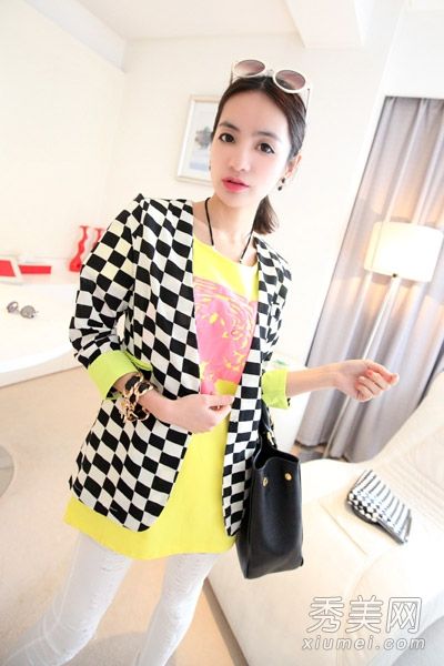 九种春季小套装都穿女性化的衣服。