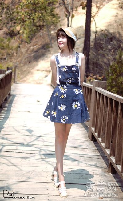 低龄背心裙和t恤看起来像高中生。