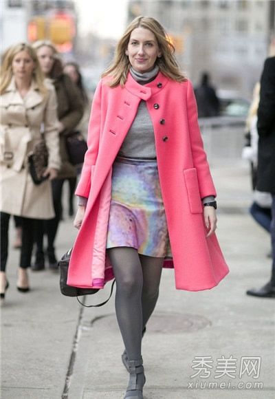 在温暖的春天穿糖果色的轻便外套来减少年龄