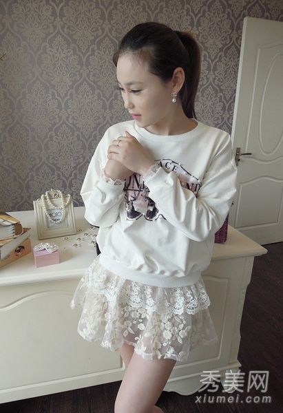 短背心和短裙让韩式更加甜美。