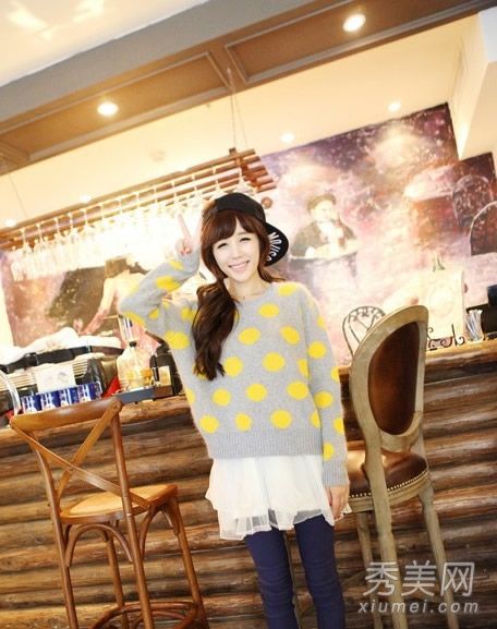 春天的毛衣配裤子既甜美又阳光明媚。