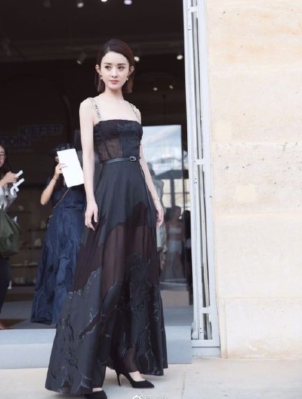 赵时装周穿什么品牌的黑色服装？