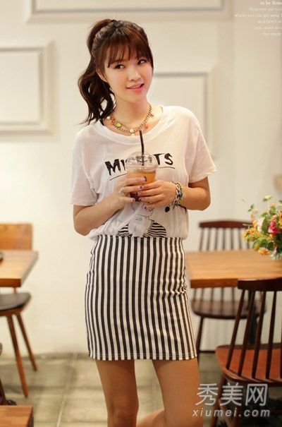 宽松t恤配短裙让视觉变得苗条