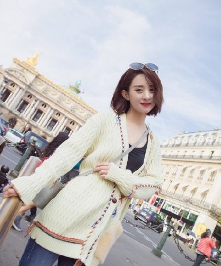 赵巴黎时装周的米色羊毛是什么品牌