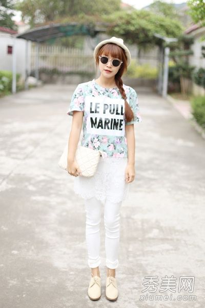 白色打底裤+亮色夹克更清爽、更苗条。