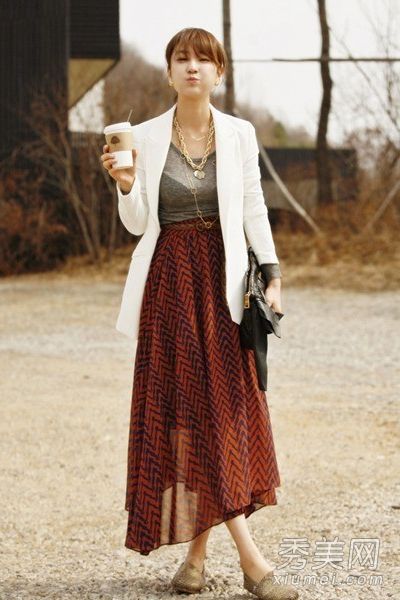 套装+长裙时尚组合打造甜美轻盈的成熟女性