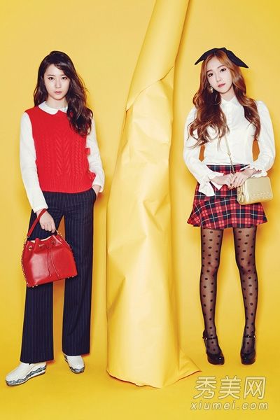 杰西卡·郑秀珍展示新包的组合