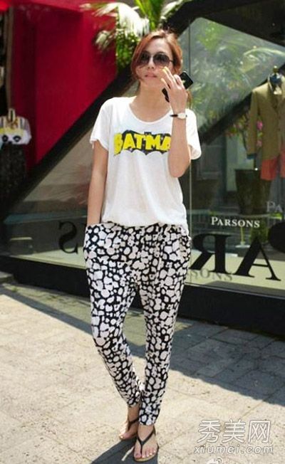 t恤和哈兰裤非常休闲时尚。