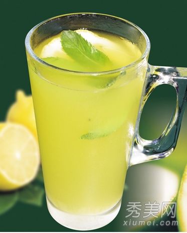 自製蜂蜜檸檬水醇易於美白和防輻射