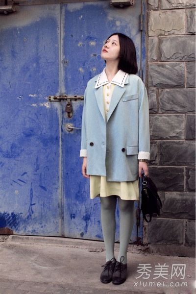 西装、夹克和裙子优雅而有女人味。