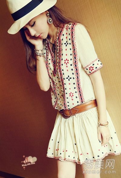 正男在春夏展示甜美的着装