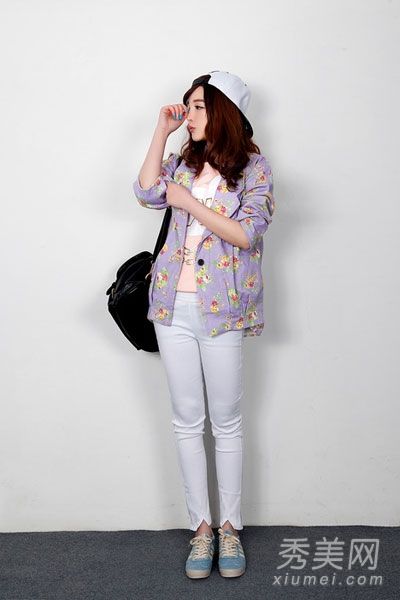 西装+紧身裤+休闲鞋混合搭配