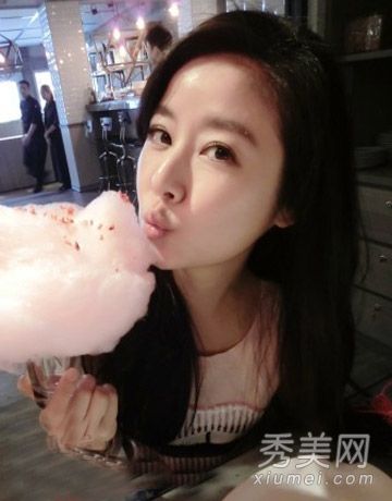 林心如最近的一张照片看起来像一个女孩的简单发型,甜美而又老态龙钟。