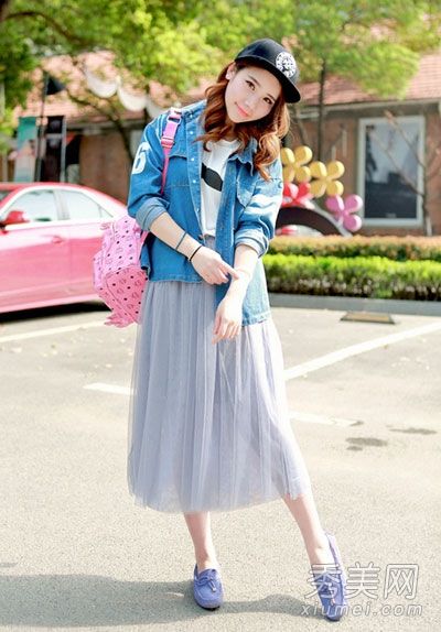 牛仔外套搭配短裙或长裙成为时尚标志
