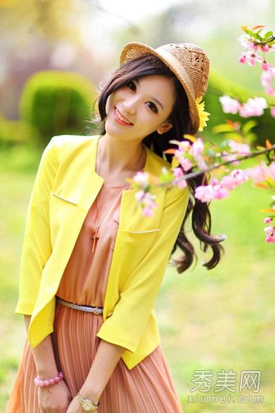 一件小外套配一件连衣裙可以轻松应对多变的天气。