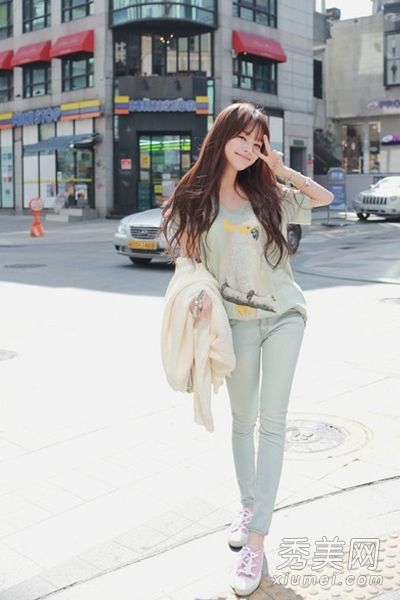 简约百搭t恤让韩凡儿春夏靓丽