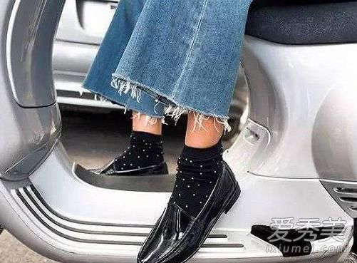 这些鞋子只有在秋天展示袜子时才好看！