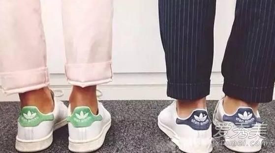 狗怎么能轻易穿白色的小鞋呢？这在秋天更流行。