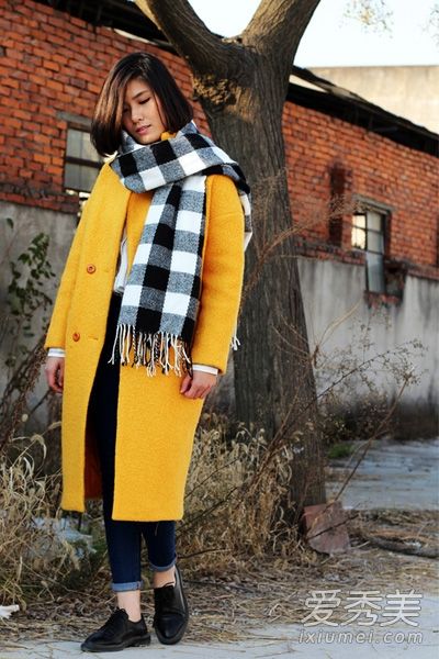 各种围巾围着狂野的冬装第二潮咖啡馆