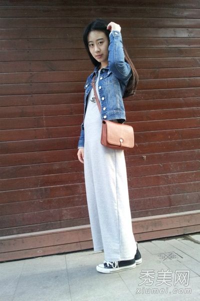 牛仔外套搭配长裙，扬长避短