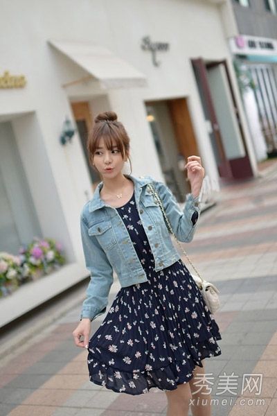 牛仔外套和裙子在这个季节非常漂亮