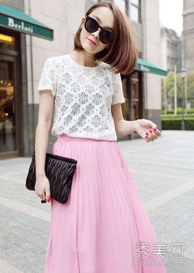 半身裙的t恤隐藏了脂肪，而且身材很好。