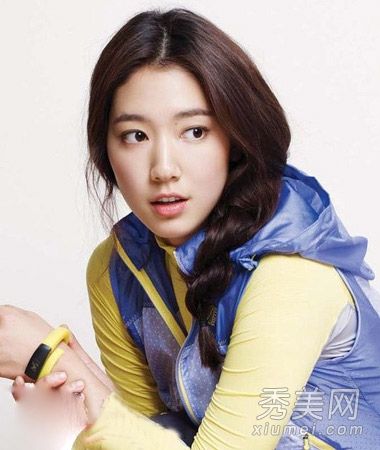 在朴信惠春日的户外照片展示中,长发是最时髦的。