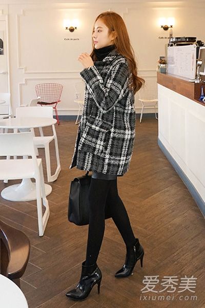 黑色高跟鞋营造出高大的身材和氛围。