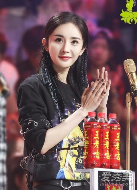 是什么牌子的衣服让明天的儿子停止在杨幂的战斗？