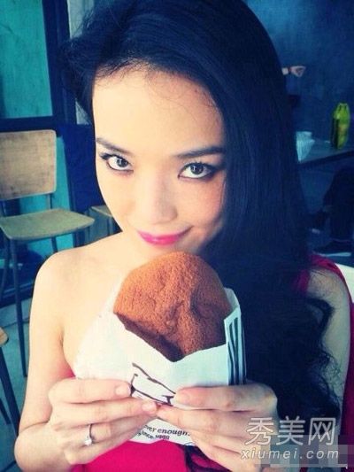 舒淇疑似“求婚女神”的性感头发戴钻戒述评