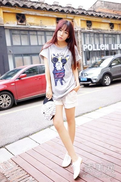 百搭t恤配短裤或短裙展现美腿和时尚