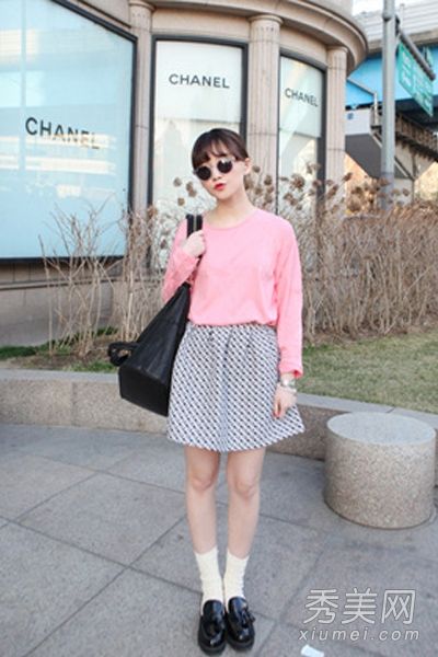 春夏如何穿衬衫和裙子是最吸引人的。