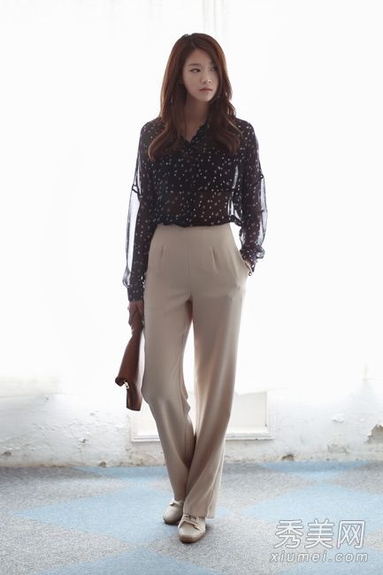 mm长裤衬衫是上班族最经典的搭配