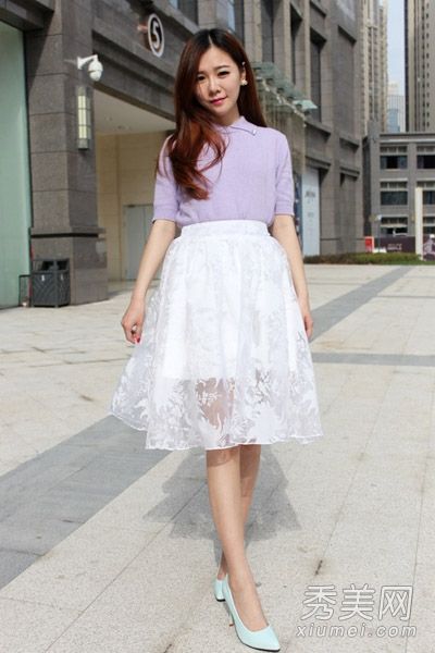 漂亮的纱笼搭配仙扇和t恤很好看。