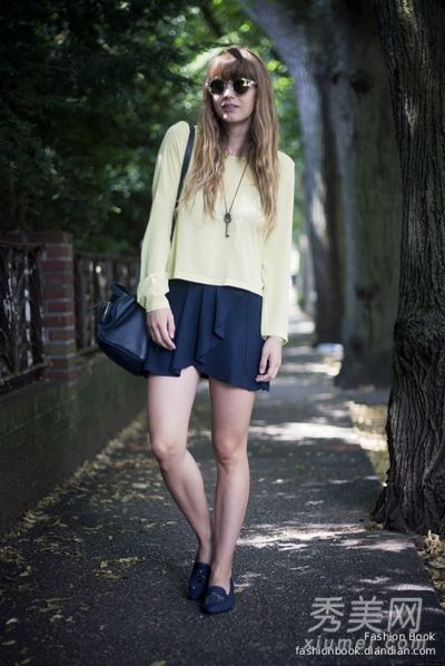 春装长袖t恤配短裙，休闲与甜美的搭配令人惊艳。